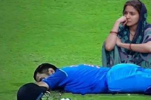 నిద్రపోతున్న కోహ్లీ, పక్కనే దిగాలుగా అనుష్క: సెమీస్ ఓటమిపై ఫన్నీ మీమ్స్