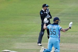 ఆ పరుగులు మాకొద్దు!: అంపైర్ వద్దకు వెళ్లి బెన్ స్టోక్స్ క్రీడాస్ఫూర్తి