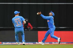 గందరగోళం: పాండ్యా రావడంతో ఈజీ క్యాచ్‌ని మిస్ చేసిన కుల్దీప్!