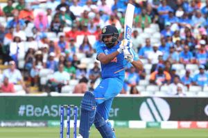 రోహిత్ శర్మ హాఫ్ సెంచరీ: భారీ స్కోరు దిశగా టీమిండియా