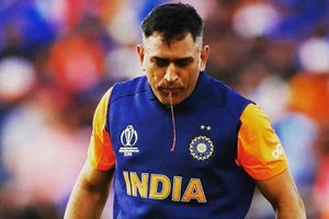 ధోనీ నోటి నుంచి ర‌క్తం..!