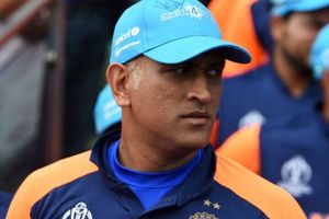 ధోనీ రివ్యూ సిస్టమ్‌ ఫెయిల్.. అభిమానుల మండిపాటు