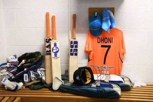 ధోనీ బ్యాట్ లోగోల మ‌ర్మ‌మేంటీ? ఓ సారి ఎస్‌జీ..మ‌రోసారి బీఎఎస్‌..ఇంకోసారి ఎస్ఎస్‌!