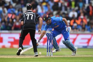 బ‌్యాటింగ్ ఆర్డ‌ర్‌లో ధోనీ వెన‌క్కి: ప్ర‌యోగం చేసి చేతులు కాల్చుకున్న కోహ్లీ!