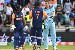 ధోనీ-జాదవ్‌ల బ్యాటింగ్‌ తీరుపై అసహనం.. మైదానాన్ని వీడిన అభిమానులు