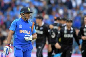 సెమీఫైనల్‌లో ధోనీ ఔట్.. అభిమాని మృతి