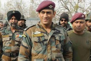 ఆర్మీకి ధోని సేవలపై ఇంగ్లాండ్ క్రికెటర్ వ్యంగ్యం: ట్విట్టర్‌లో ఆడుకున్న అభిమానులు