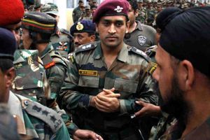 యువతకు స్పూర్తి: ఆర్మీకి ధోని సేవలందించడంపై ప్రశంసల వర్షం