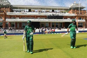 10 ఓవర్లకు పాక్ స్కోర్ 38/1.. 500 సంగతేంటి సర్ఫరాజ్‌?