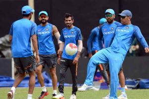 భారత ఆర్మీకి సేవలు: పుట్‌బాల్ మ్యాచ్‌లో మెరిసిన ధోని (వీడియో)