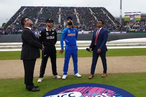 టాస్ గెలిచి బ్యాటింగ్ ఎంచుకున్న న్యూజిలాండ్‌..