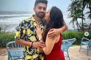 అవును, యస్ చెప్పింది: క్రికెటర్ కరుణ్ నాయర్‌కు ముద్దుపెట్టి మరీ పెళ్లి ప్రపోజ్