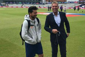 లెజెండ‌రీ లెగ్ స్పిన్న‌ర్‌తో చైనామ‌న్ బౌల‌ర్‌! కిటుకులేమైనా నేర్చుకున్నాడా?