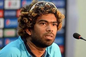 ధోనీకి ఏమంత వ‌యసైంద‌ని? ఇంకో రెండేళ్లు ఆడ‌గ‌ల‌డు: శ‌్రీలంక స్పీడ్‌స్ట‌ర్ మ‌లింగ‌