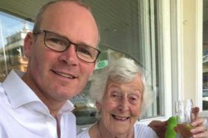 ఇంగ్లాండ్-ఐర్లాండ్ టెస్టులో ప్రత్యేక ఆకర్షణగా ఆమె (వీడియో)