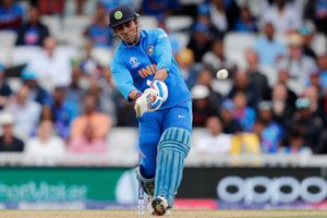 బంగ్లాదేశ్‌పై ధోని పులిలా విరుచుకుపడతాడు