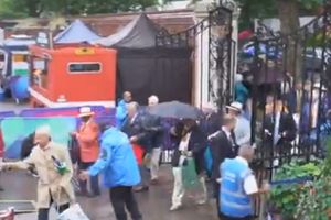 వీడియో: లార్డ్స్ నిండా వాళ్లే.. పోటెత్తిన వ‌యోధిక వృద్ధులు!