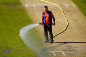 పిచ్చి, పిచ్చిగా ఉన్న పిచ్: మ‌రీ ఇంత నాసిర‌క‌మా? ఓల్డ్ ట్రాఫొర్డ్‌పై ఇంగ్లండ్ మాజీల గుస్సా!