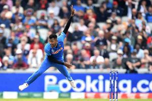 మ్యాచ్ మ‌ధ్య‌లో పెవిలియ‌న్ చేరిన హార్దిక్ పాండ్య‌..క‌థేంటో మ‌రి!