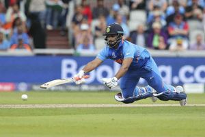 పంత్ చెత్త షాట్‌పై పీటర్సన్ విమర్శ: మద్దతుగా నిలిచిన యువరాజ్