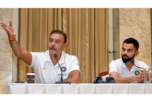 రవిశాస్త్రికి మద్దతు: కోహ్లీ ఇలా మాట్లాడటం తగదు, సోషల్ మీడియాలో దుమారం