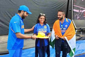 సిక్సర్ తగిలింది.. అభిమానికి హిట్‌మ్యాన్‌ సర్‌ప్రైజ్‌