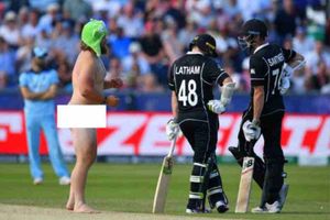 మ్యాచ్ మ‌ధ్య‌లో దూరిన అభిమాని..ఒంటి మీద బట్ట‌లు లేకుండా! (వీడియో)