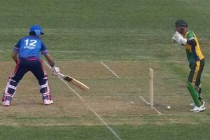 యువీ ఔట్ కాదు: కాలు క్రీజులోనే ఉంది.. కావాలంటే వీడియో చూడండి