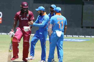 విండీస్‌తో తొలి వన్డే.. మైదానంలోనే కోహ్లీ స్టెప్పులు (వీడియో)