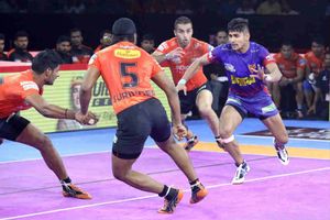 నవీన్‌ కుమార్‌ సూపర్-10.. ముంబాను చిత్తుచేసి టాప్‌కు చేరిన ఢిల్లీ