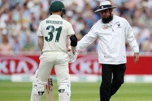 స్టీవ్ బక్నర్ ప్రపంచ రికార్డుని సమం చేసిన పాక్ అంఫైర్