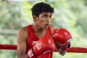 రెండున్నర కిలోమీటర్లు వరదల్లో ఈదాడు.. బాక్సింగ్‌లో పతకం గెలిచాడు