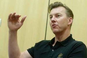 టెస్టు జెర్సీలపై నంబర్లూ, పేర్లు వికారంగా: గిల్లీతో ఏకీభవించిన బ్రెట్ లీ