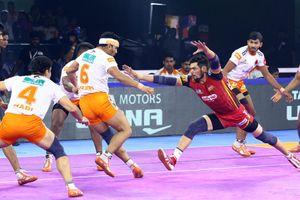 ట్యాక్లింగ్‌లో సుర్జీత్‌ హవా.. బుల్స్‌కు పల్టాన్‌ షాక్!!