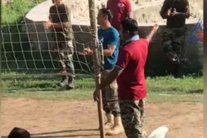 విరామ సమయం.. ఆర్మీ బెటాలియన్‌తో వాలీబాల్ ఆడిన ధోనీ (వీడియో)