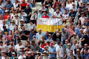 ఇంగ్లాండ్ ఛాంప్స్, ఆసీస్ చీట్స్: యాషెస్‌లో తొలిరోజే ఇంగ్లీషు ఫ్యాన్స్ ఎగతాళి