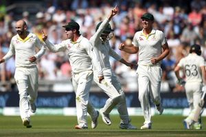 వార్నర్‌ స్టన్నింగ్ క్యాచ్: పెవిలియన్‌కు రూట్.. కష్టాల్లో ఇంగ్లండ్