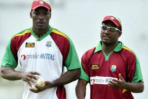 మరో 11 పరుగులు చేస్తే: లారా రికార్డుకి ఎసరు పెట్టిన క్రిస్ గేల్