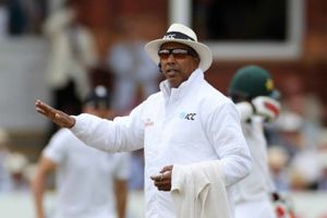 అంపైర్‌ జోయెల్ విల్సన్ 8 తప్పుడు నిర్ణయాలు.. చెత్త అంపైరింగ్‌ రికార్డు సమం