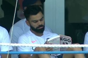 ఏమై ఉంటుందబ్బా!: విరాట్ కోహ్లీ చేతిలో ఇగో పుస్తకం