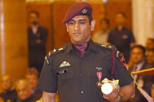 ధోనీకి అరుదైన గౌరవం: అక్కడ జెండా ఎగరేయనున్న క్రికెటర్