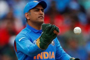 ఒంటరిగా వదిలేయండి: ధోని అంతటి కీర్తిని మరెవరైనా సంపాదించారా?