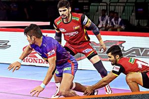 హోరాహోరీపోరులో బెంగళూరుపై ఢిల్లీ విజయం.. పవన్ శ్రమ వృధా