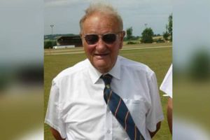 నెలరోజులు కోమాలోనే!: బంతి తలకు తగిలి అంపైర్ మృతి