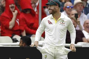 మరోసారి సాండ్‌ పేపర్‌ సెగ: వార్నర్‌ రిప్లై.. ఇంగ్లాండ్‌ అభిమానులు షాక్‌!!