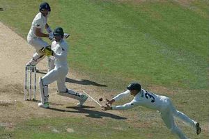 Ashes 2019: సూపర్ మ్యాన్‌లా గాల్లోకి ఎగిరి క్యాచ్ పట్టిన వార్నర్ (వీడియో)