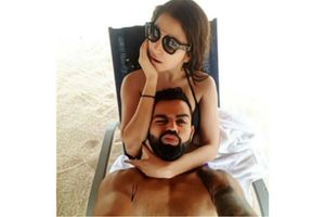 వేడి పుట్టిస్తోంది!: బికినీలో అనుష్క శర్మ, అర్ధనగ్నంగా విరాట్ కోహ్లీ