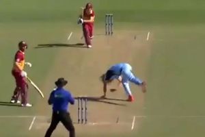 త్రుటిలో పెను ప్రమాదం నుంచి తప్పించుకున్న బౌలర్.. బంతి తలకు తగిలుంటే!!