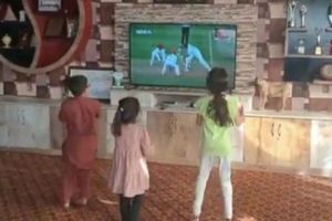 ఆసీస్ దీర్ఘకాలిక రికార్డు సమం: ఆప్ఘన్ విజయంపై సరదా గంతులు (వీడియో)