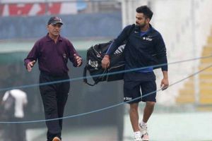 మొహాలీలో రెండో టీ20: అతడికి కెప్టెన్ కోహ్లీ చేతుల మీదుగా ఘన సన్మానం